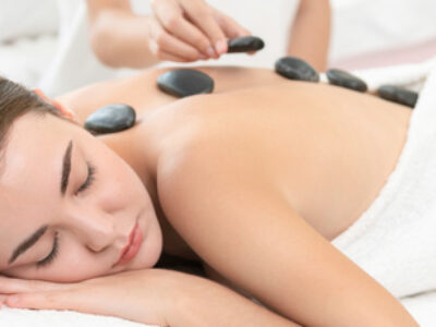 Hot Stone Massage Die Warmsteinmassage („Hot Stone“) ist eine Massageform unter Zuhilfenahme von aufgeheizten Steinen, meist aus Basalt, die auf den Körper gelegt werden. Die Steine werden dazu in einem Wasserbad auf eine Temperatur von etwa 60 °C erwärmt. Ziel ist die Entspannung der Muskeln durch Wärme, dasLösen von Muskel-verspannungen, Anregen von Durchblutung und Lymphfluss. Die Hot-Stone-Massage ist eine wiederentdeckte, ganzheitliche Massagemethode, die auf angenehme Weise die Durchblutung fördert, muskuläre Verspannungen lockert und den Lymphfluss unterstützt. Die auf den Körper übertragene Wärme sorgt außerdem für ein physisches und psychisches Gleichgewicht, aktiviert körpereigene Energiequellen und steigert das allgemeine Wohlbefinden.Die Ursprünge der Behandlung mit erwärmten Steinen sind in vielen alten Kulturen zu finden. In Form einer Thermotherapie können die Steine so bereits vor der eigentlichen Massagebehandlung ihre Wärme an die Muskulatur abgeben. Die Blutzirkulation wird beschleunigt und die Zellen wie auch das Gewebe somit vermehrt mit Sauerstoff versorgt. Duftende Öle unterstützen den Entspannungs- und Regenerationsprozess. Die Hot-Stone-Massage wird häufig bei Gelenk- und Kreislaufproblemen, Kopf- und Rückenschmerzen, Schlaflosigkeit, zur begleitenden Behandlung von Sport-verletzungen und zur Linderung von Stresssymptomen eingesetzt. Die Anwendung kann sowohl als Teilkörper- (25 Minuten) wie auch als Ganzkörper-anwendung (45 Minuten) gebucht werden.