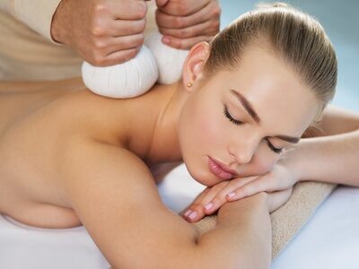 Kräuterstempelmassage Die Kräuterstempelmassage ist eine Wellness- und Entspannungsmassage aus dem asiatischen Raum. Häufig findet sie Anwendung bei Stress, Schlafstörungen, innerer Unruhe, rheumatischen Beschwerden, Durchblutungsstörungen oder um einfach nur die Seele baumeln zu lassen. Für die Kräuterstempel werden Leinensäckchen mit verschiedensten Kräutern gefüllt und im Wasser bzw. Wasserdampf erhitzt, um so ihre individuelle Wirkung zu entfalten. Die Entfaltung der Kräuterwirkstoffe aktiviert die Selbstheilungskräfte. Es beginnt ein Entschlackungsprozess, die Durchblutung wird angeregt und ein Repair-Prozess der Haut in Gang gesetzt. Gleichzeitig werden die Feuchtigkeitsdepots der Haut aufgefüllt. Die Kräuterstempelmassage kann als Ganzkörpermassage (ca. 60 Minuten) oder als Teilkörpermassage (ca. 30 Minuten) durchgeführt werden. Häufig konzentriert sich die Massage auf den Rückenbereich, um dort Verspannung zu lösen oder auf das Gesicht, um die pflegende Wirkung der Kräuterstempel effektiv zu nutzen. Es wird sowohl mit den Kräuterstempeln als auch mit den Händen massiert. Vor der Verwendung der Kräuterstempel werden die zu behandelnden Körperstellen reichlich mit einem Massageöl eingerieben.